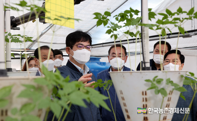 9월 27일 허태웅 농촌진흥청장이 전남 장성군에서 새싹 삼을 재배ㆍ가공하는 소규모 가공 창업장을 방문해 생산 시설을 살펴보고 있다. <사진제공 = 농촌진흥청 kenews.co.kr>