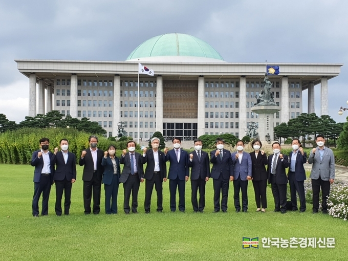 산림청을 비롯한 임업계가 모여 ‘임업·산림 공익기능 증진을 위한 직접지불제도 운영에 관한 법률 제정안’이 5일 국회 농림축산식품해양수산위원회 전체회의 심사를 통과한 것을 환영했다. 최창호 회장(왼쪽에서 일곱번째)이 최병암 산림청장(왼쪽에서 여덟번째) 및 산림청 관계자, 임업단체장들과 함께 국회 앞에서 임업직불제 상임위 통과를 축하하며 기념촬영을 하고 있다. kenews.co.kr