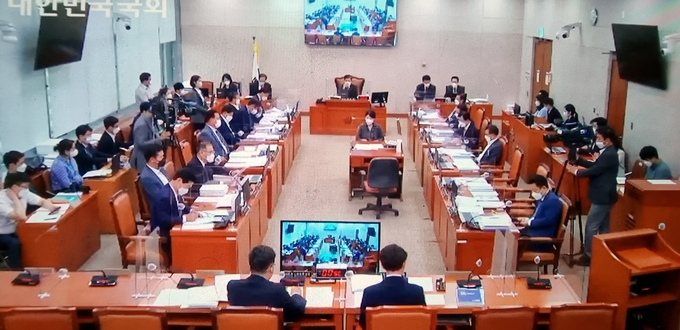 산주와 임업인에게 지속가능한 임업 실천과 산림가치 보전에 대한 임업직불금을 지급하기로 5일 국회 농해수위를 통과했다. <국회의사중계촬영 kenews.co.kr>