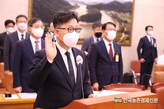 지난 10월 1일부터 국회 각 해당 상임위별로 국정감사가 시작됐다. 농해수위(위원장 김태흠) 국감은 5일 농식품부를 시작으로 12일 산림청, 14일 농진청, 15일 농협, 20일 농식품부 종합국감 순으로 감사가 진행된다. 사진은 10월 5일 국회에서 진행된 농식품부 농해수위 국정감사에 앞서 김현수 농식품부장관이 성실감사 준수를 선서하고 있는 모습이다. kenews.co.kr