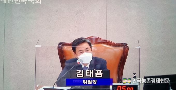 지난 10월 1일부터 국회 각 해당 상임위별로 국정감사가 시작됐다. 농해수위(위원장 김태흠) 국감은 5일 농식품부를 시작으로 12일 산림청, 14일 농진청, 15일 농협, 20일 농식품부 종합국감 순으로 감사가 진행된다. 사진은 10월 5일 국회에서 진행된 농식품부 농해수위 국정감사모습이다. <국회의사중계촬영 kenews.co.kr>