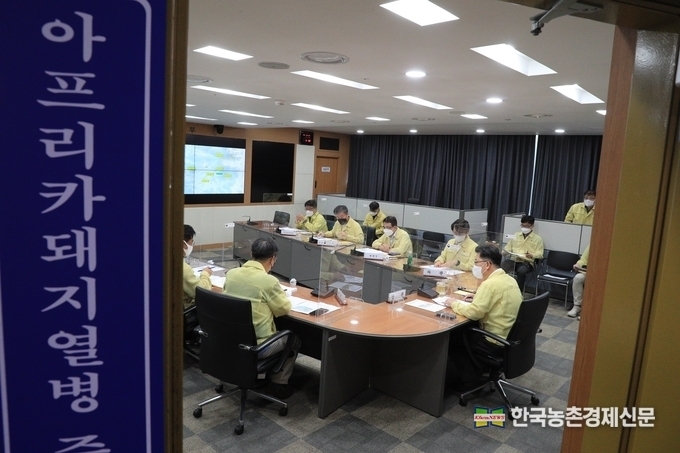 아프리카돼지열병 중앙사고수습본부(본부장 김현수 농림축산식품부장관)는 10월 5일 강원 인제군 소재 돼지농장(약 550마리 사육)에서 아프리카돼지열병이 발생하였다고 밝혔다. kenews.co.kr