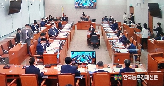지난 10월 1일부터 국회 각 해당 상임위별로 국정감사가 시작됐다. 농해수위(위원장 김태흠) 국감은 5일 농식품부를 시작으로 12일 산림청, 14일 농진청, 15일 농협, 20일 농식품부 종합국감 순으로 감사가 진행된다. 사진은 10월 8일 국회에서 진행된 농해수위 국정감사모습이다. <국회의사중계촬영 kenews.co.kr>