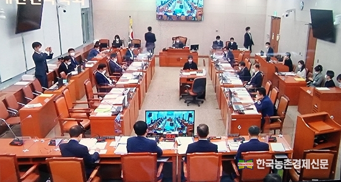 지난 10월 1일부터 국회 각 해당 상임위별로 국정감사가 시작됐다. 농해수위(위원장 김태흠) 국감은 5일 농식품부를 시작으로 12일 산림청, 14일 농진청, 15일 농협, 20일 농식품부 종합국감 순으로 감사가 진행된다. 사진은 10월 8일 국회에서 진행된 농해수위 국정감사모습이다. <국회의사중계촬영 kenews.co.kr>