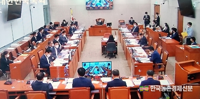 지난 10월 1일부터 국회 각 해당 상임위별로 국정감사가 시작됐다. 농해수위(위원장 김태흠) 국감은 5일 농식품부를 시작으로 12일 산림청, 14일 농진청, 15일 농협, 20일 농식품부 종합국감 순으로 감사가 진행된다. 사진은 10월 8일 국회에서 진행된 농해수위 국정감사모습이다. <국회의사중계촬영 kenews.co.kr>
