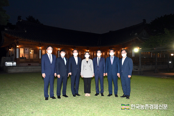 김부겸 국무총리와 최창호 산림조합중앙회장 등 단체장들이 면담 후 기념촬영을 하고 있다. 나남길 kenews.co.kr