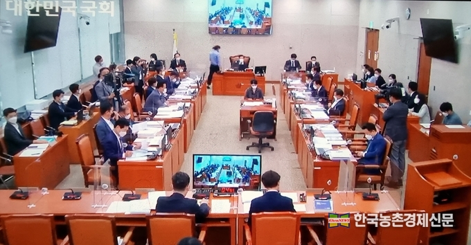 지난 10월 1일부터 국회 각 해당 상임위별로 국정감사가 시작됐다. 농해수위(위원장 김태흠) 국감은 5일 농식품부를 시작으로 12일 산림청, 14일 농진청, 15일 농협, 20일 농식품부 종합국감 순으로 감사가 진행된다. 사진은 10월 8일 국회에서 진행된 농해수위 국정감사모습이다. <국회의사중계촬영 kenews.co.kr>
