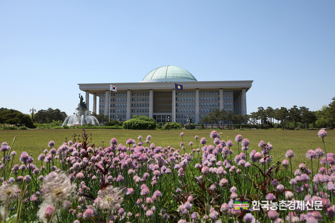  국민의힘 정점식 의원(농림축산식품해양수산위원회, 통영‧고성)이 산림청 등으로 제출받은 국정감사 자료에 따르면 2013년부터 2019년까지 감소 추세를 보이던 임업인 수는 2020년부터 소폭 증가하고 있으며 임가 평균 소득의 경우 10년간 30% 수준 증가(2011년 2,847만원→2020년 3,710만원)한 것으로 조사됐다. 사진은 국회전경. <자료사진= 국회 kenews.co.kr>