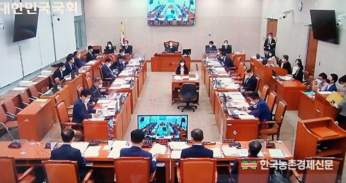 지난 10월 1일부터 국회 각 해당 상임위별로 국정감사가 시작됐다. 농해수위(위원장 김태흠) 국감은 5일 농식품부를 시작으로 12일 산림청, 14일 농진청, 15일 농협, 20일 농식품부 종합국감 순으로 감사가 진행된다. 사진은 10월 8일 국회에서 진행된 농해수위 국정감사모습이다. <국회의사중계촬영 kenews.co.kr>
