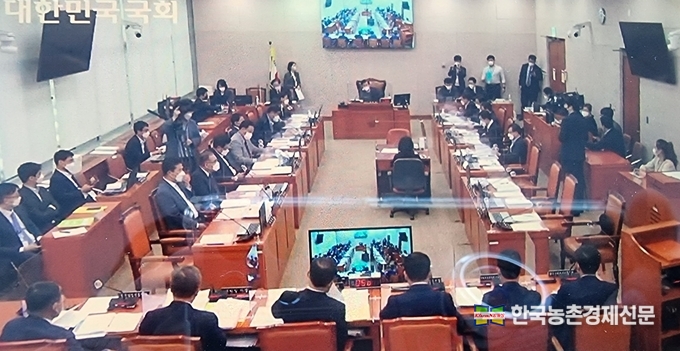 지난 10월 1일부터 국회 각 해당 상임위별로 국정감사가 시작됐다. 농해수위(위원장 김태흠) 국감은 5일 농식품부를 시작으로 12일 산림청, 14일 농진청, 15일 농협, 20일 농식품부 종합국감 순으로 감사가 진행된다. 사진은 10월 8일 국회에서 진행된 농해수위 국정감사모습이다. <국회의사중계촬영 kenews.co.kr>