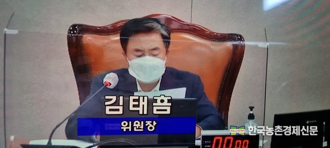 지난 10월 1일부터 국회 각 해당 상임위별로 국정감사가 시작됐다. 농해수위(위원장 김태흠) 국감은 5일 농식품부를 시작으로 12일 산림청, 14일 농진청, 15일 농협, 20일 농식품부 종합국감 순으로 감사가 진행된다. 사진은 10월 8일 국회에서 진행된 농해수위 국정감사모습이다. <국회의사중계촬영 kenews.co.kr>