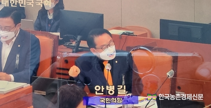지난 10월 1일부터 국회 각 해당 상임위별로 국정감사가 시작됐다. 농해수위(위원장 김태흠) 국감은 5일 농식품부를 시작으로 12일 산림청, 14일 농진청, 15일 농협, 20일 농식품부 종합국감 순으로 감사가 진행된다. 사진은 10월 8일 국회에서 진행된 농해수위 국정감사모습이다. <국회의사중계촬영 kenews.co.kr>