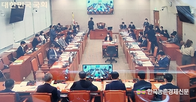 지난 10월 1일부터 국회 각 해당 상임위별로 국정감사가 시작됐다. 농해수위(위원장 김태흠) 국감은 5일 농식품부를 시작으로 12일 산림청과 산림조합중앙회, 14일 농진청, 15일 농협, 20일 농식품부 종합국감 순으로 감사가 진행된다. 사진은 10월 8일 국회에서 진행된 국회 농해수위 국정감사모습이다. <국회의사중계촬영 kenews.co.kr>