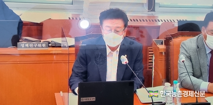 지난 10월 1일부터 국회 각 해당 상임위별로 국정감사가 시작됐다. 농해수위(위원장 김태흠) 국감은 5일 농식품부를 시작으로 12일 산림청과 산림조합중앙회, 14일 농진청, 15일 농협, 20일 농식품부 종합국감 순으로 감사가 진행된다. 사진은 10월 8일 국회에서 진행된 국회 농해수위 국정감사모습이다. <국회의사중계촬영 kenews.co.kr>