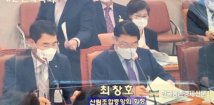 지난 10월 1일부터 국회 각 해당 상임위별로 국정감사가 시작됐다. 농해수위(위원장 김태흠) 국감은 5일 농식품부를 시작으로 12일 산림청과 산림조합중앙회, 14일 농진청, 15일 농협, 20일 농식품부 종합국감 순으로 감사가 진행된다. 사진은 10월 8일 국회에서 진행된 국회 농해수위 국정감사모습이다. <국회의사중계촬영 kenews.co.kr>