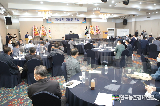 대한한돈협회는 지난 10월 12일(화) 대전 유성호텔에서 제48차 대의원 정기총회를 개최하고, 회장선거를 실시한 결과 전체 대의원 212명중 206명의 투표(투표율 97.2%)한 가운데 기호 3번 손세희 후보가 70표를 얻어 제20대 협회장에 선출됐다. <대전= 나남길 kenews.co.kr>