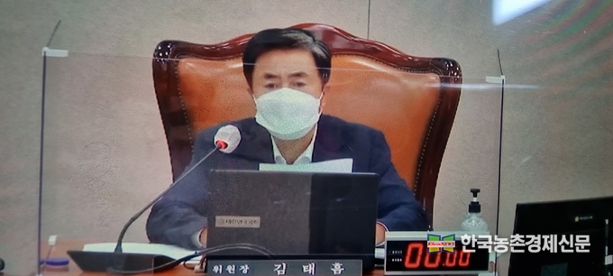 10월 1일부터 시작된 국회 각 해당 상임위별 국정감사가 마무리돼 가고 있다. 국회 농해수위(위원장 김태흠) 국감은 5일 농식품부를 시작으로 12일 산림청과 산림조합중앙회, 14일 농진청, 15일 농협, 20일 농식품부 종합국감 순으로 감사가 진행되고 있다. 사진은 10월 8일 국회에서 진행된 국회 농해수위 농식품부 산하기관과 관련기관들의 국정감사모습이다. <사진= 국회의사중계촬영 kenews.co.kr>