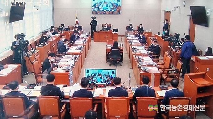 10월 1일부터 시작된 국회 각 해당 상임위별 국정감사가 마무리돼 가고 있다. 국회 농해수위(위원장 김태흠) 국감은 5일 농식품부를 시작으로 12일 산림청과 산림조합중앙회, 14일 농진청, 15일 농협, 20일 농식품부 종합국감 순으로 감사가 진행되고 있다. 사진은 10월 8일 국회에서 진행된 국회 농해수위 농식품부 산하기관과 관련기관들의 국정감사모습이다. <사진= 국회의사중계촬영 kenews.co.kr>