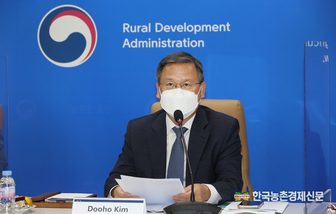 김두호 농촌진흥청 차장이 26일 전북 전주시 농촌진흥청 영상회의실에서 열린 디지털농업과 농업유전자원 관리 기술에 관한 지식공유 행사에서 환영사를 하고 있다. <사진제공 = 농촌진흥청 kenews.co.kr>