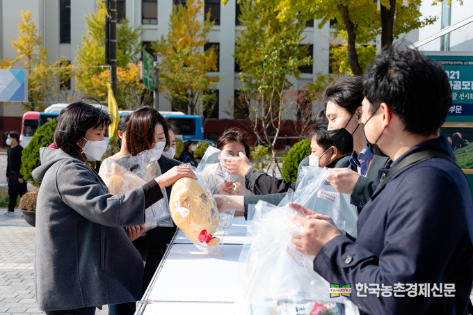 11월1일 한우의날(대한민국이한우먹는날) 기념으로 서울 프레스센터 광장에서열린 한우문화공모전 전시행사장에 방문한 시민들이 한우쿠션, 마스크, 손소독제 등 홍보물을 받고있다. kenews.co.kr