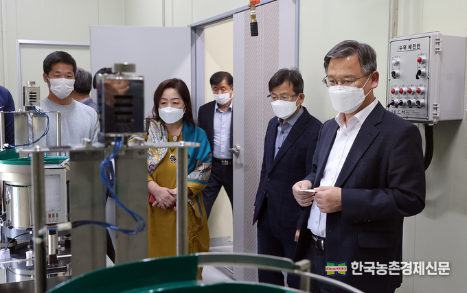 김두호 농총진흥청 차장이 4일 경남 거창군에서 딸기를 재배하는 대한민국 최고농업기술명인의 농장과 가공장등을 둘러보며 애로사항에 대해 의견을 나누고 있다. <사진제공 = 농촌진흥청 kenews.co.kr>
