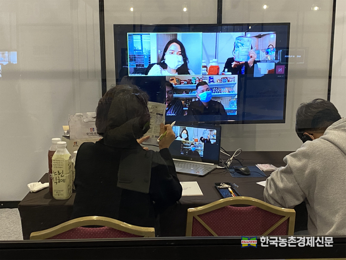 베트남 바이어는 신선농산물인 딸기, 샤인머스켓, 화훼류와 양봉제품(꿀), 식혜 등 가공식품에 많은 관심을 보였다. 특히 베트남에서 꽃 소비가 많은 시기인 10월부터 다음 해 3월까지 시장을 겨냥해 백합, 장미, 심비디움에 대한 관심과 문의가 잇따랐다. 사진은 상담모습이다. kenews.co.kr
