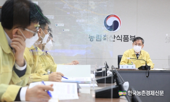 AI 의심축 확인에 따라 중수본은 “전국 가금 농장·관련시설에 대한 점검 및 발생농장 역학조사 중 가축전염병예방법 등 관계 법령에 위반사항이 있을 경우 엄중 처벌한다”라고 밝혔다. 사육농가는 “사육 가금에서 폐사·산란율 저하 등 이상 여부 확인시 즉시 방역당국으로 신고해 줄 것”을 당부하였다. 나남길 kenews.co.kr