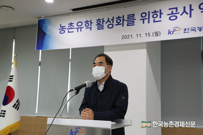 이날 토론회에서 김인식 사장은 “어려운 농촌 현실 속에서도 아이들의 삶을 돌보며, 농촌을 살아 숨 쉬는 공간으로 만들기 위해 노력하고 계신 농촌유학 관계자 분들께 감사의 말씀을 드린다”며, “오늘 논의된 의견들을 면밀하게 검토해 농촌유학 활성화를 위해 공사에서 실행 가능한 과제를 발굴하고 이행하여, 농촌유학을 통해 우리 농촌과 아이들이 함께 성장할 수 있도록 노력하겠다”고 말했다. kenews.co.kr