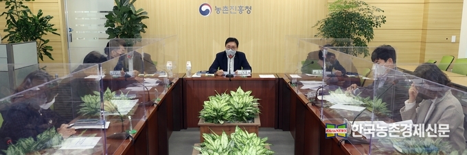 22일 농촌진흥청 영농종합상황실에서 무기질 비료 절감기술 개발 및 현장보급 특별팀 대책회의가 열려 작목별 무기질비료 절감 방안과 대채비료 활용 등을 논의했다. <사진= 농촌진흥청 kenews.co.kr>