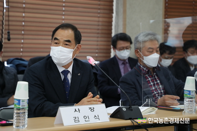 이자리에서 김인식 사장은 “농어민의 의견을 폭넓게 청취하고 다양한 농어업계 현안을 함께 논의하는 자리를 앞으로도 지속적으로 마련하겠다”며 “긴밀한 협력과 소통으로 농어민과 함께 성장하며 농어촌의 지속가능한 발전을 이뤄나갈 수 있도록 노력하겠다”고 말했다. kenews.co.kr