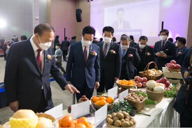 '2021 대한민국 과일 산업대전' 대표 과일 선발대회에서 경남 거창군 이홍득(만48세) 씨가 영예의 大賞 수상자로 선정됐다. 농림축산식품부가 주최하고 한국과수농협연합회가 주관하는 2021 대한민국 과일산업대전 대표 과일 선발대회에서 경남 거창군 이홍득 씨가 출품한 ‘사과’가 국무총리상 大賞에 영광을 차지했다. 사진은 지난 과일산업대전 모습이다. kenews.co.kr