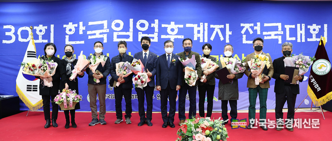 최병암 산림청장이 경북 영주 국립산림치유원에서 열린 제30회 ‘한국임업후계자 전국대회’ 기념식에서 우수 임산물 생산과 산림소득 발전에 기여한 임업인에게 포상을 수여하고 기념 촬영을 하고 있다. 이날 최 청장은 격려사에서 ‘최근 기후위기와 생태, 보건위기를 해결하기 위하여 산림의 역할이 강조되고 있다’라며, ‘산림청은 전문임업인 육성과 임산업 경쟁력을 강화하고 산림경영제도를 선진화하여 본격적인 선순환 임업경영시대를 열어가는 정책을 추진해 나가겠다’라고 말했다.<사진= 산림청 제공 kenews.co.kr>