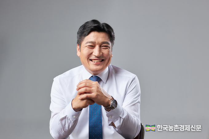 "중요한 사업이다. 지난 과거에는 농가의 소중한 자조금은 소비홍보에 많이 썼다. 앞으로는 사회가 변하고 있으므로 한돈인의 이미지 개선과 연구 교육사업에 많이 쓰여지도록 하겠다. 제 20대 집행부는 이러한 일들을 통해 한돈산업의 백년대계를 더 발전할 수 있는 초석을 다지는 계기가 되도록 하겠다." kenews.co.kr