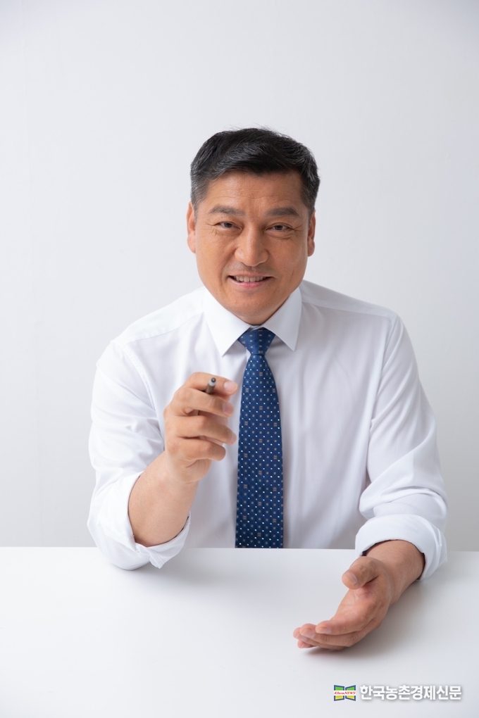 "쉬운 일은 아니다. 그동안 협회는 농가의 소리보다는 수동적인 조직이었다고 생각한다. 앞으로는 오로지 회원권익을 위하고 미리 준비하는 능동적인 협회로 바꾸겠다. 저를 비롯한 모든 임직원들은 항상 지역 현안 속에 서 있도록하겠다." kenews.co.kr