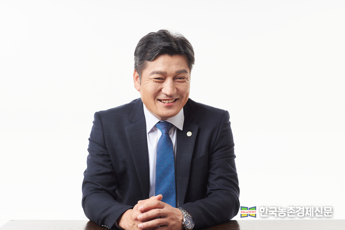 <strong>이날 손세희<사진> 회장은 한돈인의 권익향상에 역량을 집중하겠다는 것과 방역정책을 재조명하고 미래 한돈산업을 위해 젊은 세대 육성에 힘쓰겠다는 점을 강조하고 있다. 또, 협회와 자조금 조직재편과 농가에 양질의 서비스 제공, 소비자와의 눈높이를 맞추는 일도 게을리하지 않겠다고 밝히고 있다. 기자간담회장에서 손 회장과 나눈 얘기를 직접 들어봤다. kenews.co.kr</strong>