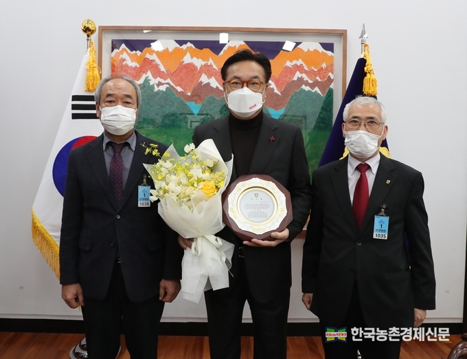 밤전국협의회 이경우 회장은 “평소 농업·농촌에 대한 애정과 관심을 바탕으로 ‘임업산림공익직불법’ 제정에 힘써주신 정진석 부의장께 밤농가의 고마운 마음을 담아 감사패를 증정하게 되었다”면서, “앞으로도 우리 농·임업인에게 많은 관심을 부탁드린다”고 전했다. 박시경 kenews.co.kr