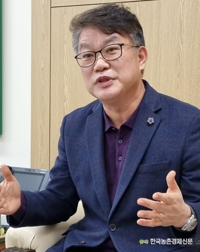 우리 경상북도는 “농축산물을 제값받고 판매 걱정없는 경북농업”을 만들어 가고 있습니다. 생산농업인들이 가장 큰 애로를 겪고 있는 농축산물 유통문제 해결은 이철우 도지사님의 중요한 강조사항이기도 합니다. kenews.co.kr