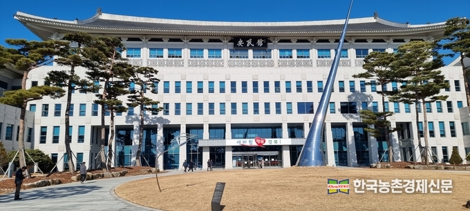 겨울 문턱에서 코로나19 위기가 또다시 엄습하면서, 미래 첨단 생명산업에 대한 가치가 그 어느때 보다 더 소중하고 높은 가치를 지니고 있음을 되돌아보는 시기이기도 하다.특히, 탄소중립 2050에 대한 실천적 의지까지 더해지면서 농업농촌에 대한 평가 또한 새로운 시각으로 다가오면서 각 지방정부에서도 지역특성에 맞는 농정틀을 가꾸는데 여념이 없다. 본지는 김종수 경상북도 농축산유통국장을 만나 얘기를 들어봤다. 사진은 경북도청 본관 전경이다. kenews.co.kr