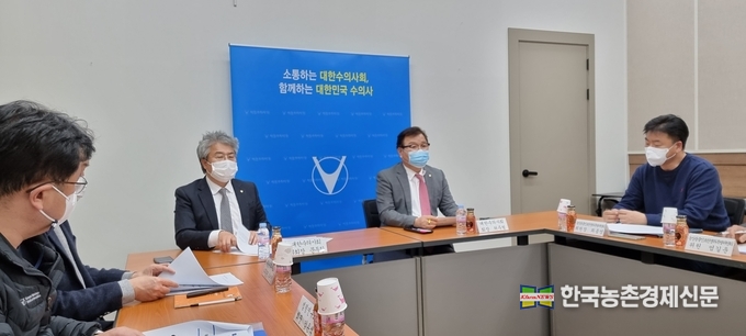 대한수의사회 허주형 회장은 최근 수의사회관에서 국회 수의사법 개정에 대한 입장과 농장전담수의사제 도입, 사람과 동물질병관리 통합기관 신설, 농장동물 진료처방서, 항생제 남용 등 현안사항을 놓고 농축산관련 전문언론사 기자간담회를 가졌다. 나남길 kenews.co.kr