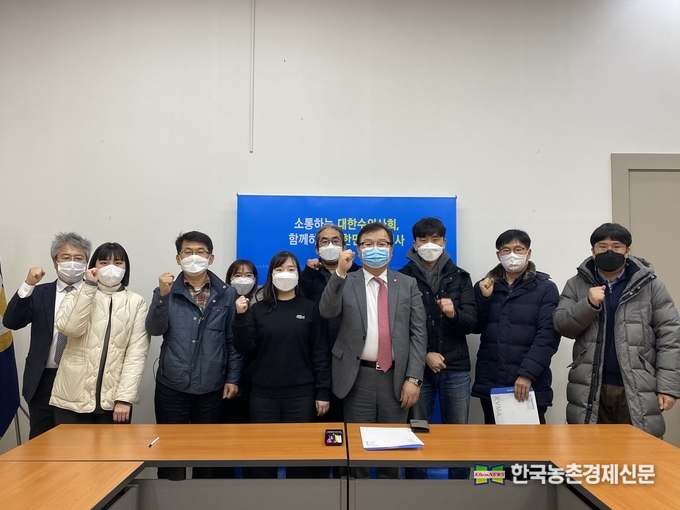 이번 기자간담회 자리에 함께 배석한 수의사회 농장동물진료권쟁취특위 최종영 위원장과 엄길운 위원은 "농장동물 진료처방에 대한 문제가 많다면서 "진료 처방은 수의사의 고유 영역임에도 현장에서는 많은 동물약품들이 처방전 없이 버젓이 불법으로 유통되고 있다는 점도 서둘러 바로 잡아야 한다"고 말했다. <사진= 대한수의사회 kenews.co.kr>