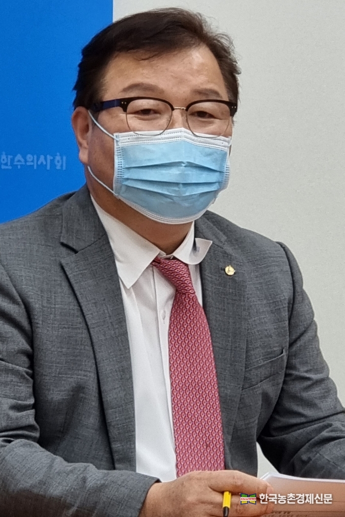 허주형 회장은 "이번 수의사법 개정은 업계에서 요구해왔던 동물의료 전달체계 하드웨어와, 진료항목, 주요 진료행위의 표준화 등 소프트웨어 구성이 선행되도록 수의사법 개정을 꾸준하게 요구해 왔다"고 말했다. kenews.co.kr