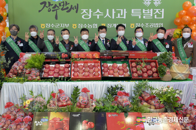 <strong>15일 농협 하나로마트 양재점(서울 서초구 소재)에서 열린 ‘장수 사과’ 특판전에서 안호영 더불어민주당 국회의원(전북 완주·진안·무주·장수), 전라북도 장수 장영수 군수, 농협유통 정연태 대표이사 등이 참석하여 ‘장수 사과’ 판촉행사를 하고 있다. <사진= 농협유통 kenews.co.kr></strong>