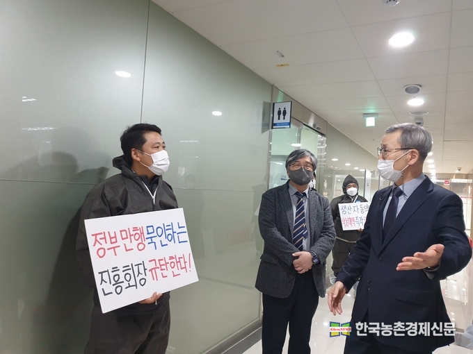 회의장 밖에서 규탄발언을 이어가던 청년분과위원회 홍영섭 사무국장은 잠시 회의장 밖을 나온 최희종 낙농진흥회장에게 정부의 언론호도와는 달리 실제 현장에서 낙농가들이 겪는 어려움들을 전하며 농가의 재산권인 쿼터삭감의 부당성을 강조하였다. <기동취재팀 kenews.co.kr>