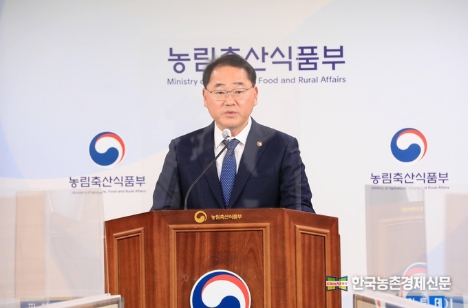 농림축산식품부는 국가적 차원의 탄소중립 목표 달성을 위한 ’2050 농식품 탄소중립 추진전략‘을 마련하였다고 밝혔다. 김종훈 농식품부 차관은 브리핑<사진>을 통해 “농업 분야는 작물 생산, 가축 사육 과정에서 온실가스가 자연적으로 발생할 수밖에 없고, 감축 과정에서도 식량 생산이 줄거나 축산 생산성이 떨어지는 부정적 영향을 초래할 수 있다”라고 하면서, “그럼에도 불구하고 농식품부는 탄소중립 목표 달성과 기후변화 완화의 시급성을 고려하여 최대한의 목표치를 설정하였으며, 농식품 2050 탄소중립 추진전략을 충실히 이행하여 우리 농업을 한 단계 더 발전시키는 기회로 만들겠다”라고 강조하였다. 나남길 kenews.co.kr
