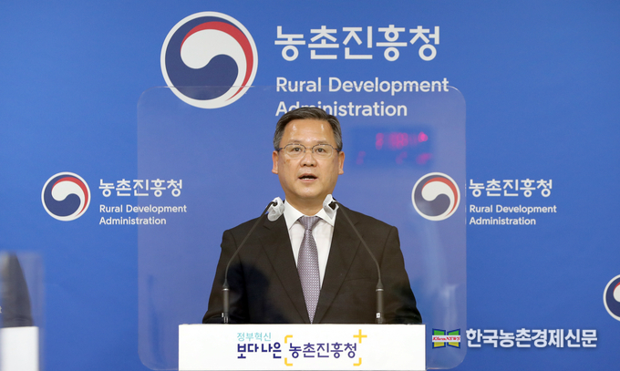 농촌진흥청은 농림축산식품부가 수립한 ‘2050 농식품 탄소중립 추진전략’을 적극 뒷받침하기 위해 ‘2050 탄소중립 실현 농업기술 개발과 현장보급 추진전략’을 마련했다고 밝혔다. 김두호 농촌진흥청 차장이 12일 전북 전주시 농촌진흥청 기자실에서 '2050 탄소중립 실현 농업기술 개발과 현장보급 추진전략' 에 대한 정책 e브리핑을 하고 있는 모습이다. <사진=농촌진흥청 kenews.co.kr>