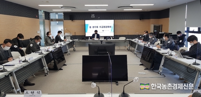 한국농수산식품유통공사가 조사한 올해 설 차례상 차림비용은 전통시장 26만 4,442원, 대형유통업체 36만3,511원으로 각각 전년 대비 0.4%, 0.2% 소폭 상승하여 전년과 비슷한 수준인 것으로 나타났다.이와함께 설을 앞두고 물가당국이 설 성수품 수급점검과함께 대책회의가 잇따라 열리고 있다. kenews.co.kr
