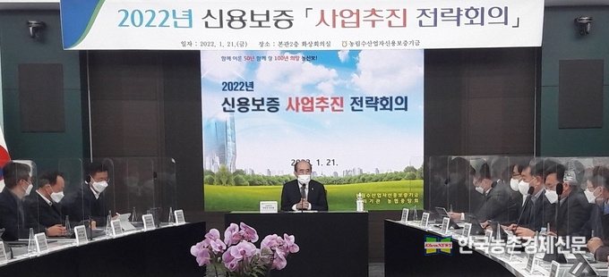 유찬형 농신보 이사장은 “농어업인들의 안정적인 영농활동을 지원하기 위해 신규보증을 확대할 계획”이라며, “특히, 스마트 농업 육성과 청년농 성공정착을 위한 보증지원을 강화하여 농어촌경제에 활력을 불어 넣을 수 있도록 최선을 다하자"고 말했다. 나남길 kenews.co.kr