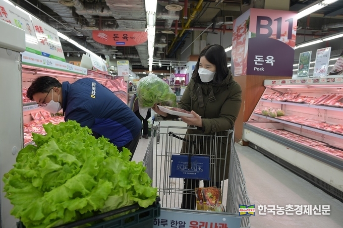 농협유통 하나로마트 창동점(서울 도봉구 소재)에 선보인 '스마트팜'에서 신선한 채소를 수확하고 있다. 사진= 농협유통 kenews.co.kr