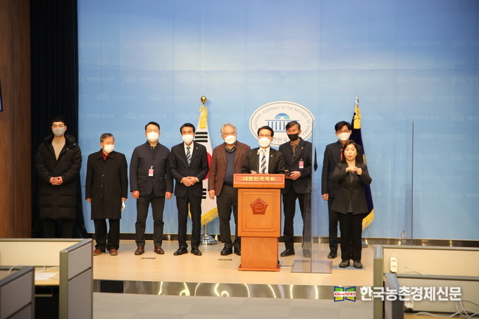 국회 기자회견에는 대한한돈협회 조영욱 부회장, 서정용 이사, 박중신 정책자문관, 한국오리협회 김만섭 회장, 대한양계협회 오세진 부회장 등 축산관련 단체 관계자도 함께 참석했다. <기동취재팀 kenews.co.kr>