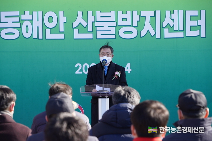 최병암 산림청장은 “최근 기후변화 영향으로 전 세계적으로 대형 산불이 많이 발생하고 있다”라며, “강원 동해안의 대형 산불 발생 시 신속한 대응을 위해 상시 예방·대응 체계를 강화해야 한다.”면서, “재난업무의 대응 성패는 지역주민과 유관 기관 간의 긴밀한 협업이 중요하므로 산불 유관기관에서도 산불 예방과 피해 최소화를 위해 아낌없는협력과 지원을 당부드린다.”라고 말했다. kenews.co.kr